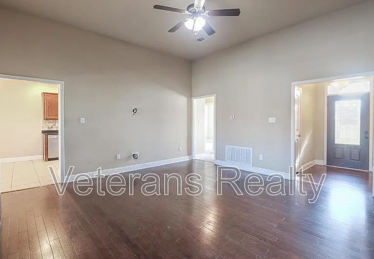 954 Old Towne St — Photo 4