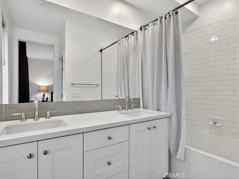 985 Doheny Way — Photo 20
