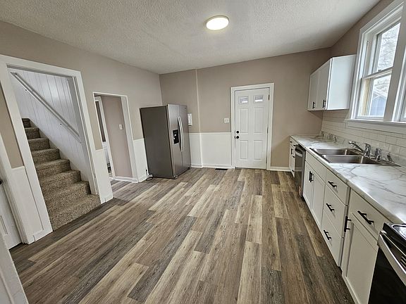 5th image of 3930 Webster St