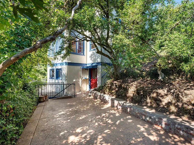 1860 SW High St #2 — Photo 3