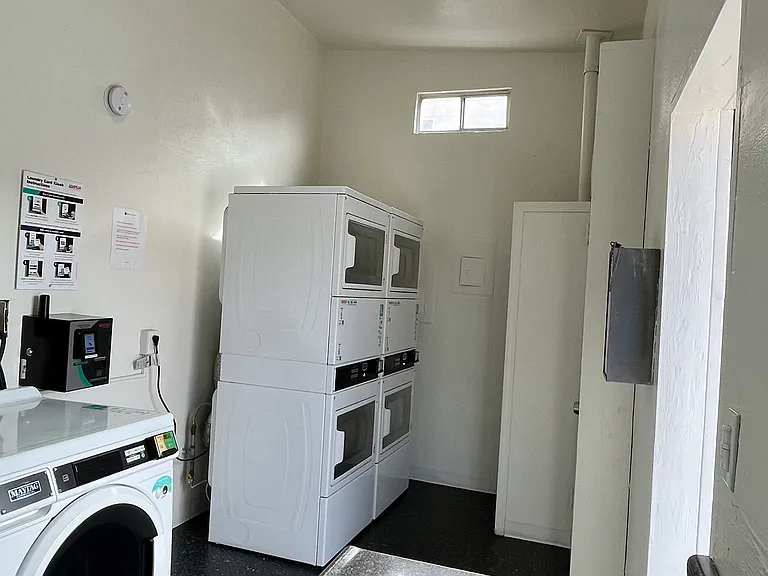 Sylmar Apartments — Photo 6