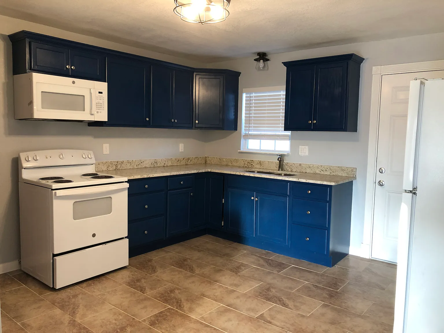2 bed, 918 sqft, $1,700 — Photo 3