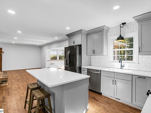 4th image of 200 Rosemary Ln