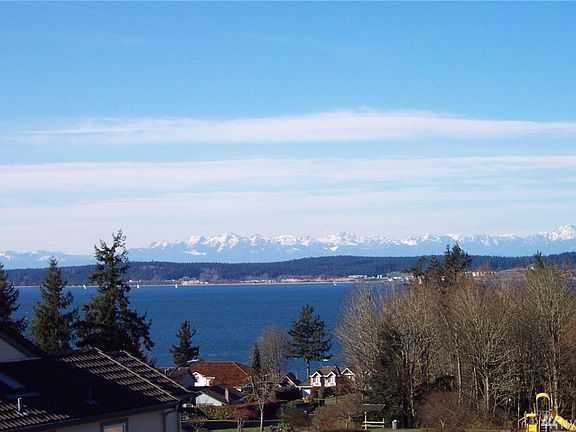 Enjoy Puget Sound, island, and mountain views.