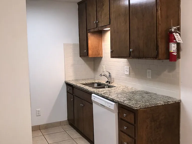 901 Illinois St — Photo 3