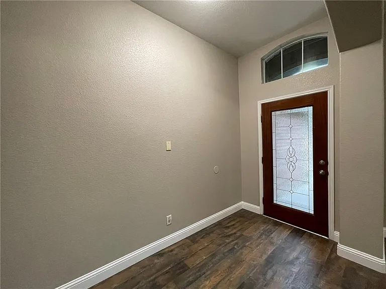 18512 Sandy Bottom Dr — Photo 2