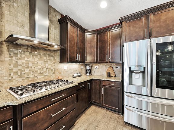 3rd image of 122 Fernbrook Dr