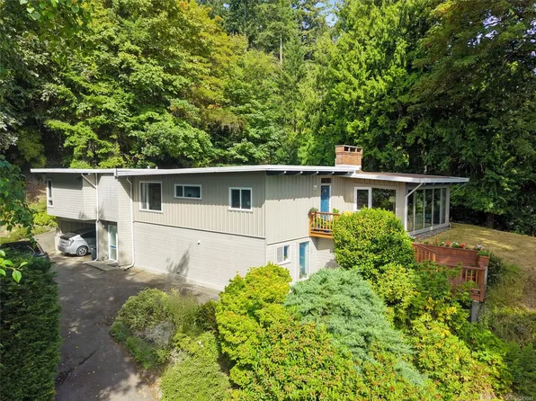 4902 Lochside Dr, Saanich, BC V8Y 2E4