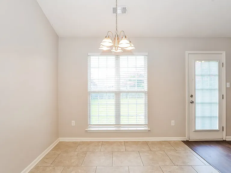 1720 Cherry Creek Dr — Photo 7