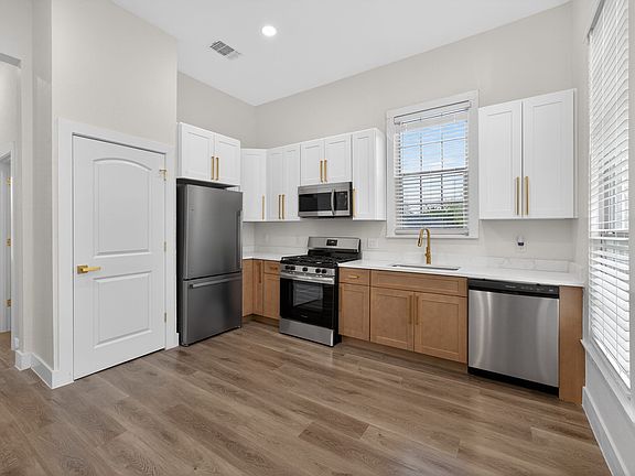 3rd image of 413 Nopal St #201