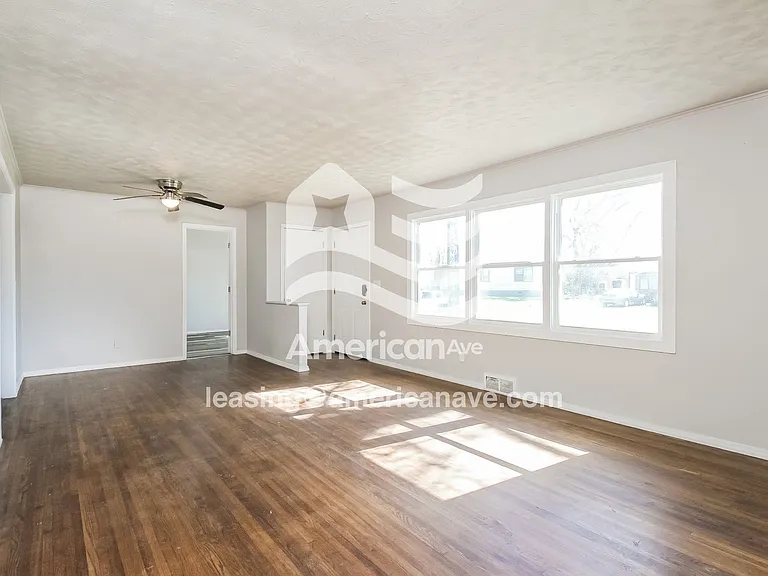 1594787_003_living_room_13633921.jpg