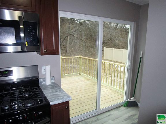 5th image of 730 Logan St