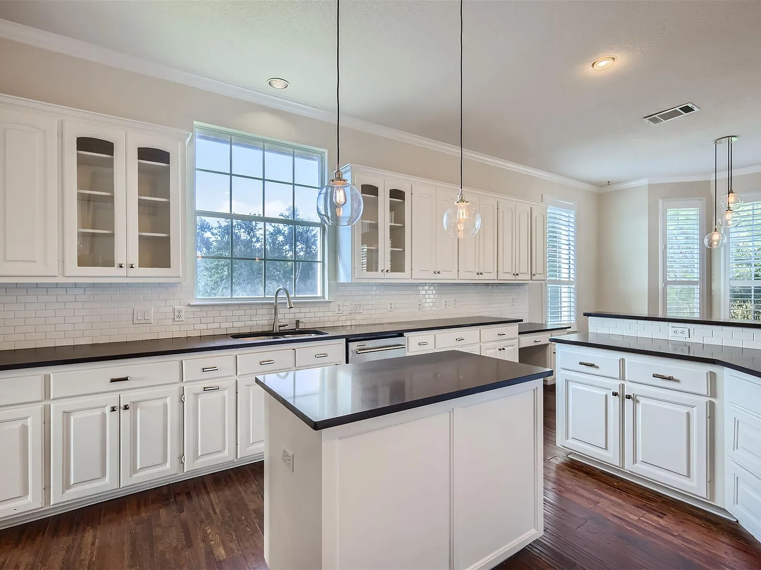 4 bed, 3.5 bath, 3517 sqft, $6,000 — Photo 4