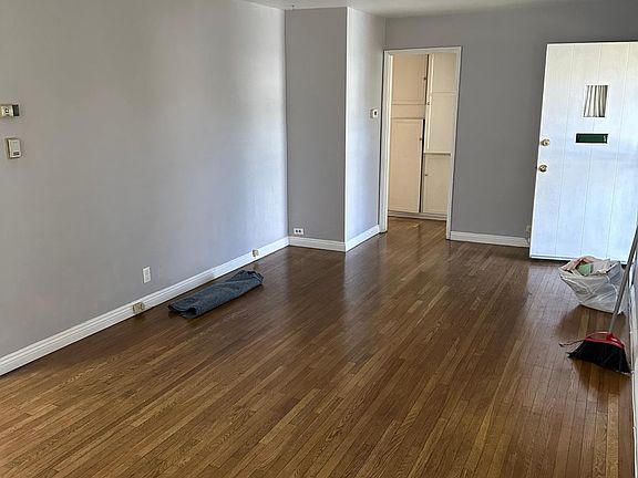 2nd image of 934 E 119th St