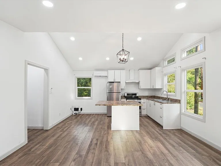 877 Yaupon Dr — Photo 6