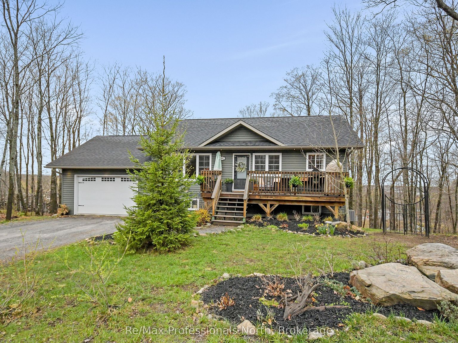 69 Yonge St S, Huntsville, ON P1H 1T8 | MLS #X13135676 | Zillow