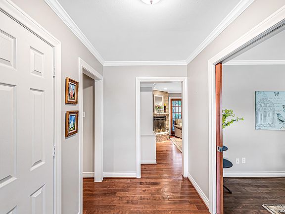 4th image of 611 Lornmead Dr