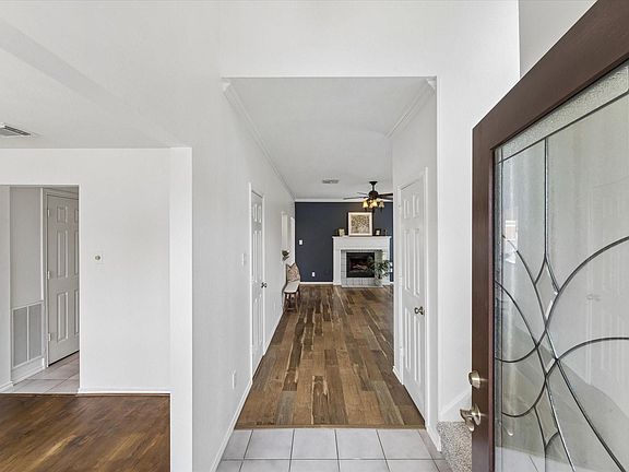 4th image of 1105 Camelot Ln
