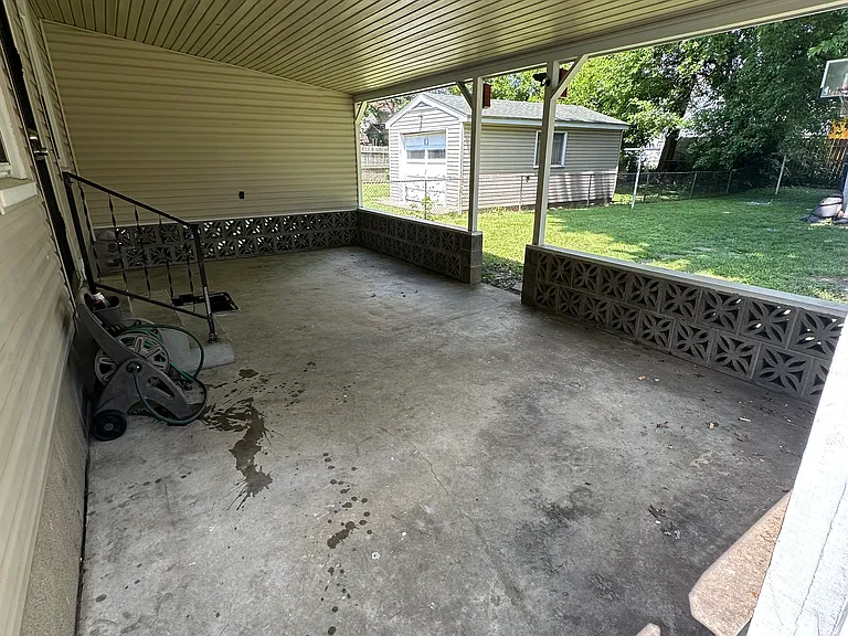 501 Compton St — Photo 16