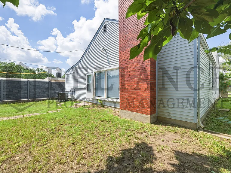3123 W Douglas Ave — Photo 9