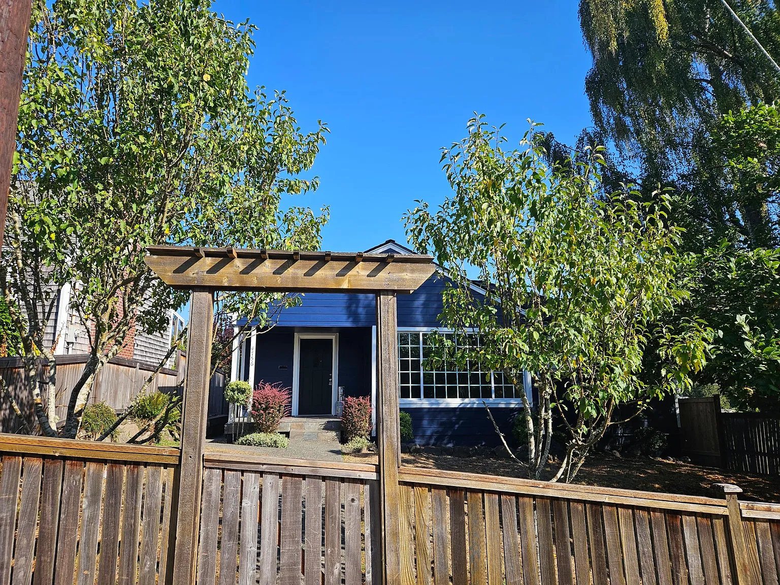 4 bed, 2400 sqft, $4,300 — Photo 2