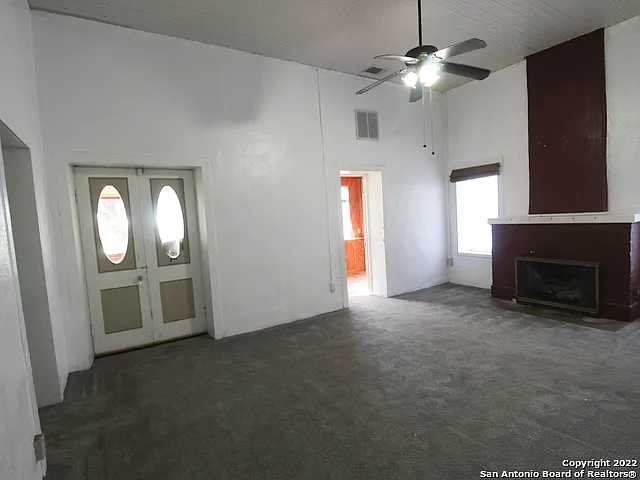 8811 FM 471 N — Photo 11