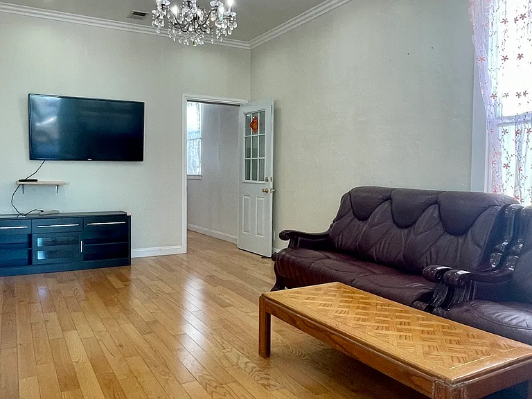 418 Athens St — Photo 1