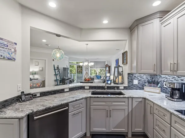 613 Brookside Court #613, Newtown, CT 06470