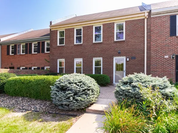 590 Maple Park Dr, Mendota Heights, MN 55118