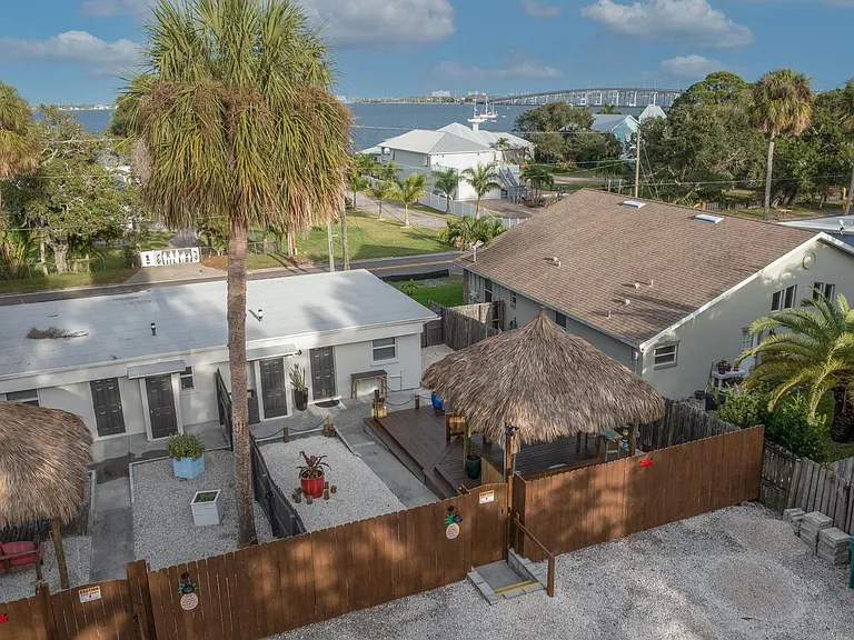 Pineapple Ave — Photo 17