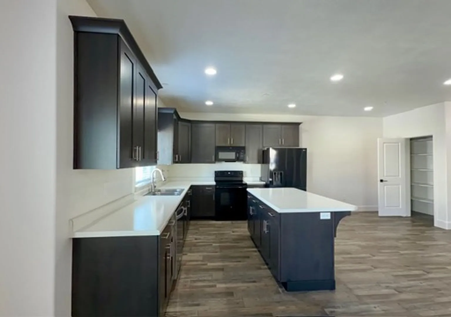 Spacious Herriman Townhouse - 4 Beds - Available NOW — Photo 3