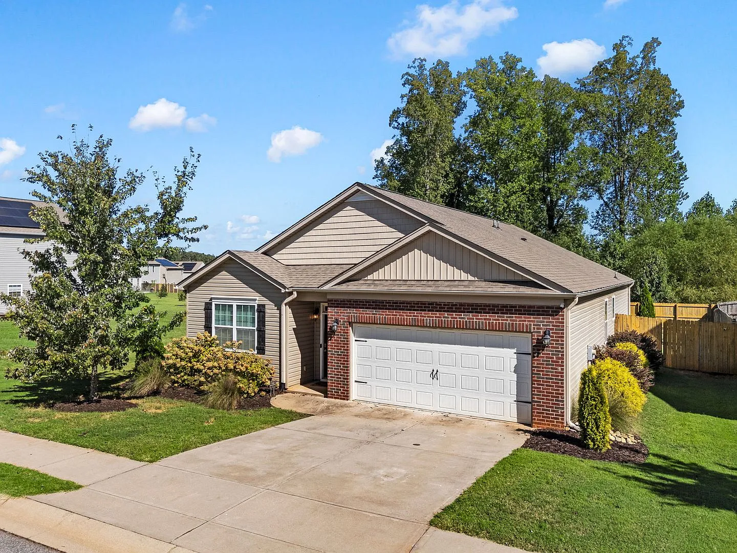 Beautiful 4 bedroom Single-Level Home in Lyman, SC — Photo 2
