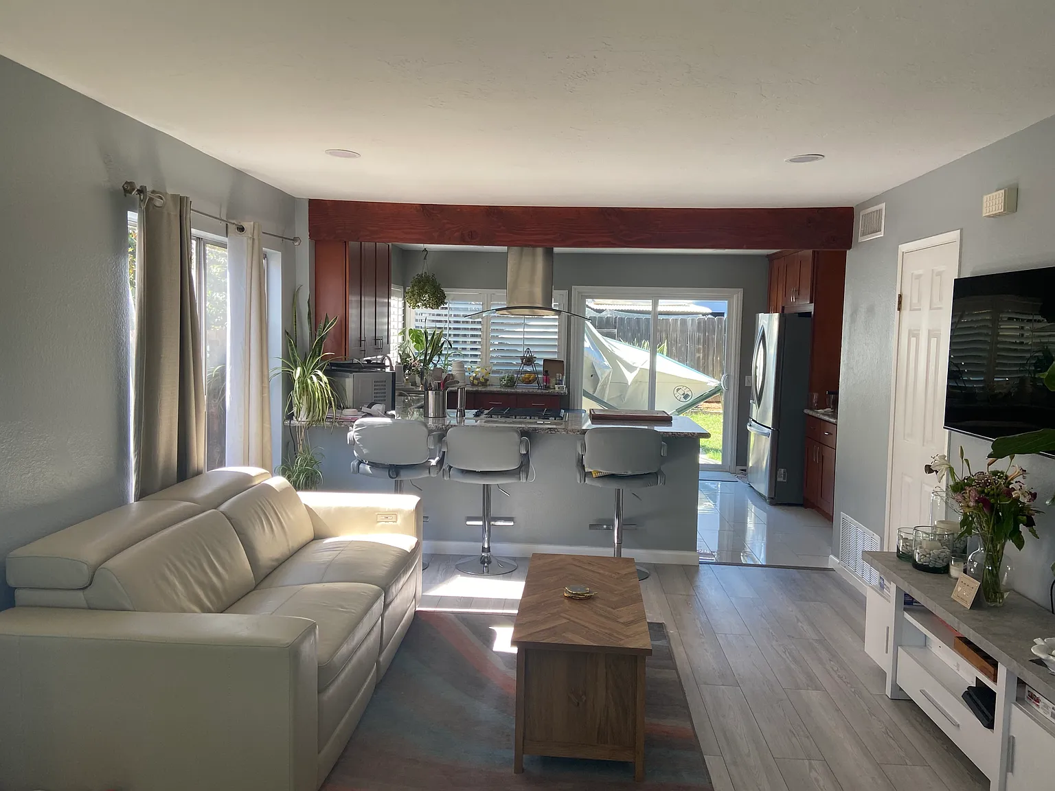 3 bed, 1250 sqft, $3,950 — Photo 2