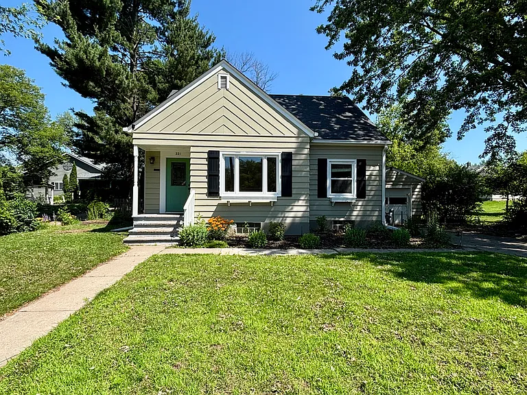 221 E Hughes St — Photo 1