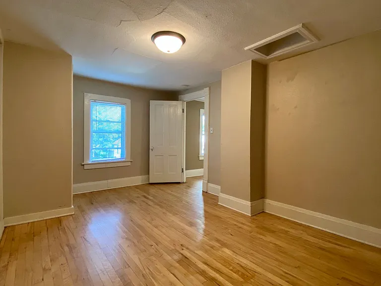516 Erin St — Photo 12