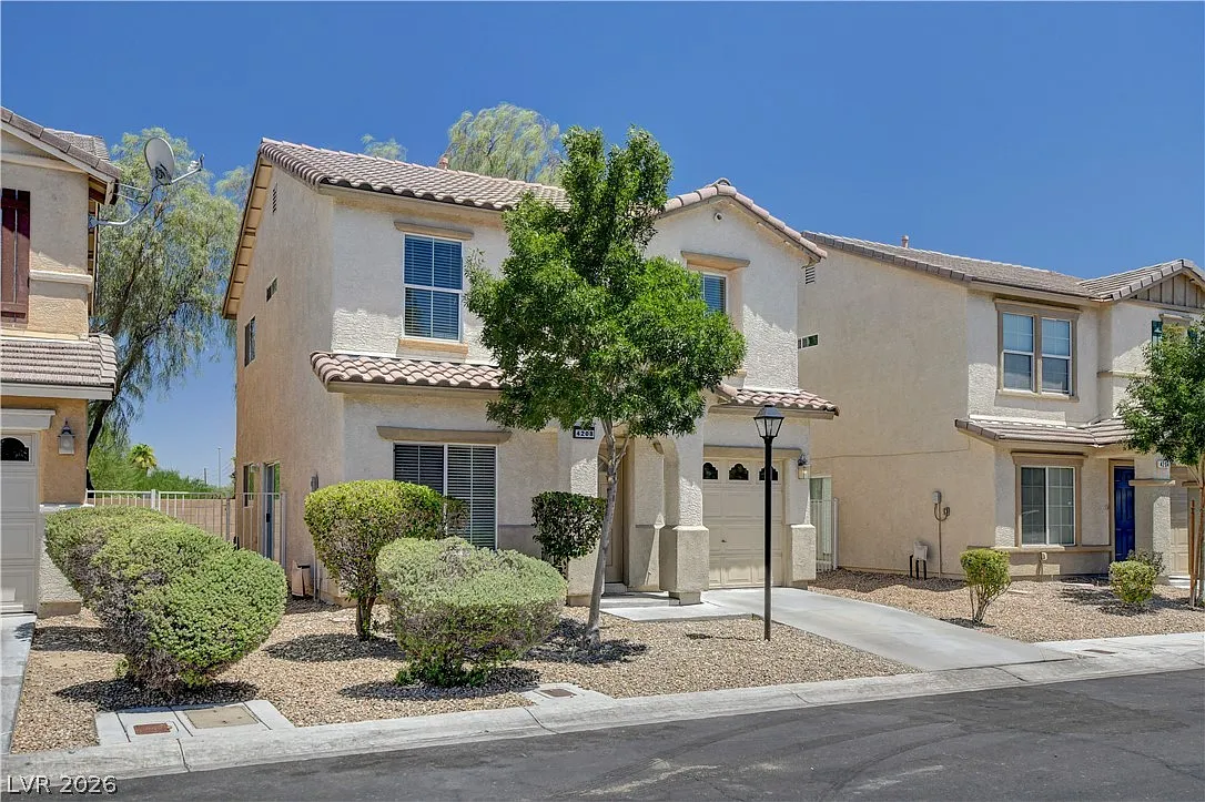 3 bed, 2.5 bath, 1271 sqft, $2,200 — Photo 3