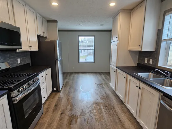 855 W Jefferson St, Grand Ledge, MI