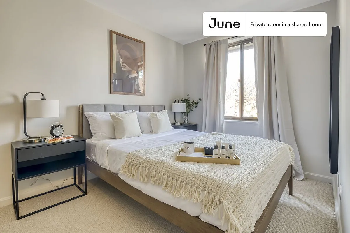 Queen bedroom in 5 bed/2.5 bath home in H Street #288 E — Photo 1