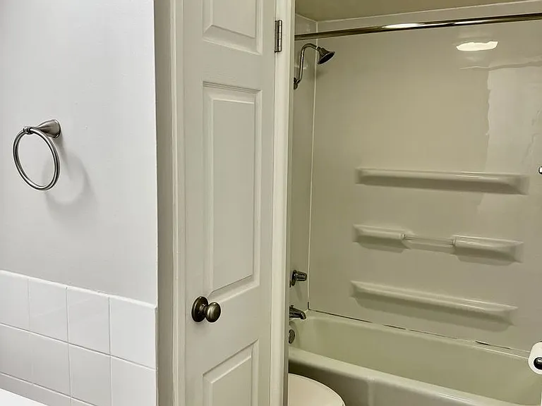 918 Heritage Ct #304 — Photo 14