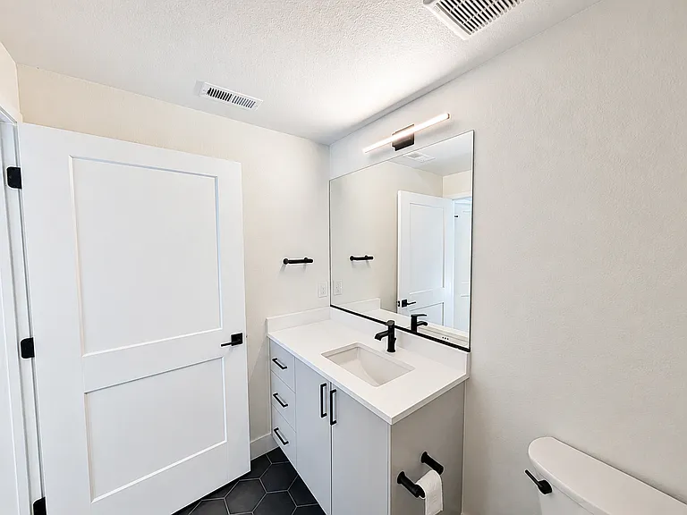 3833 N Newport St — Photo 16