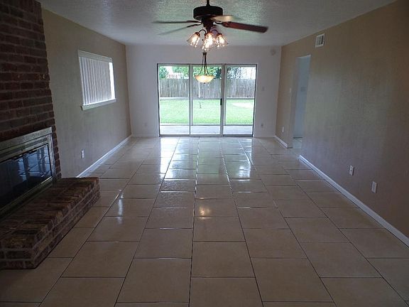 Large family room (13' x 27').