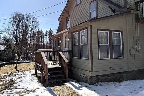 Side entrance into mudroom.