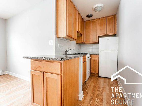 2nd image of 534 W Wellington Ave APT 505