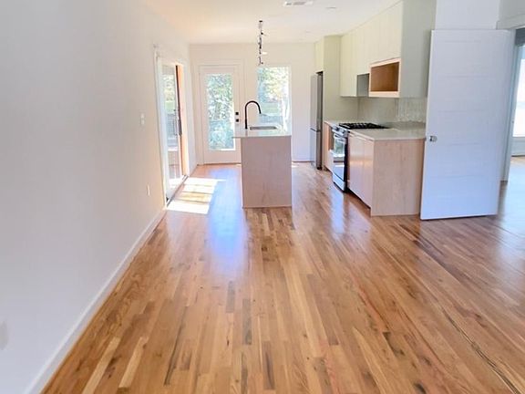 2nd image of 1820 Mariposa Dr #1820