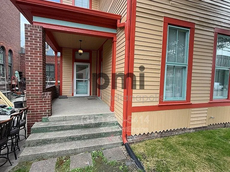 233 N East St — Photo 3