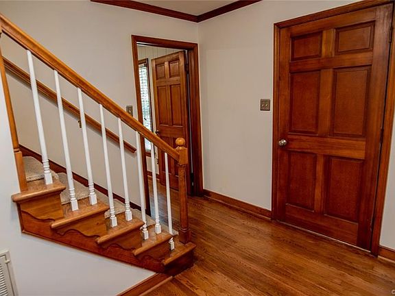 4th image of 825 Elaine Ave