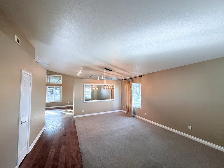 2834 Mountain Hills Ln — Photo 2