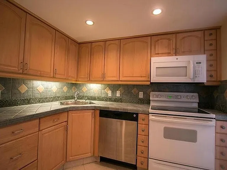 480 Executive Center Dr #2G — Photo 7