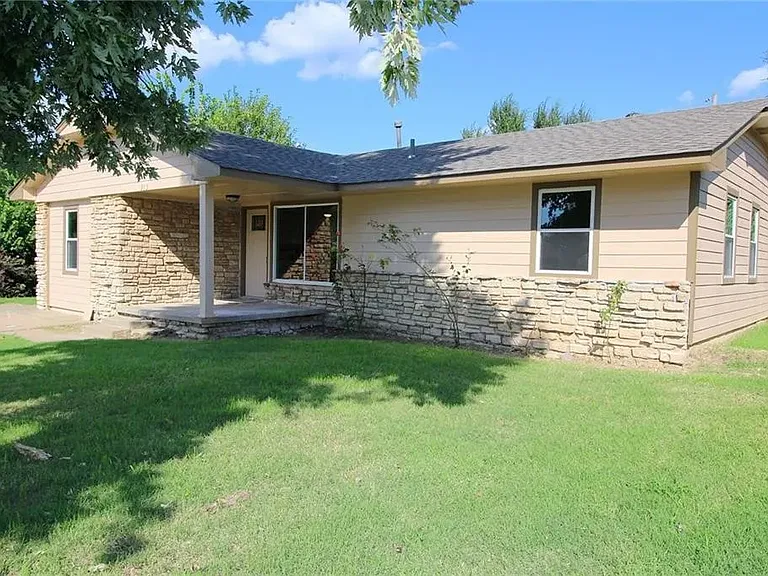 213 Cherokee Ln — Photo 3