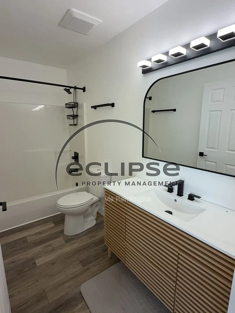3 bed, 2.0 bath, 1205 sqft, $2,400 — Photo 2